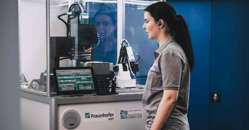© Fraunhofer IDMT / Anika Bödecker Machines such as this milling machining center can be controlled using speech recognition systems and audio technology from Fraunhofer IDMT in Oldenburg. This reliable system can be quickly and easily adapted to customers’ needs.
