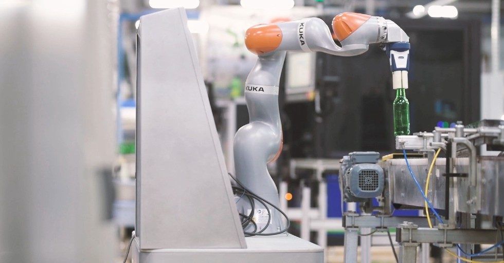 How cobot KUKA KMR iiwa works in the glassworks